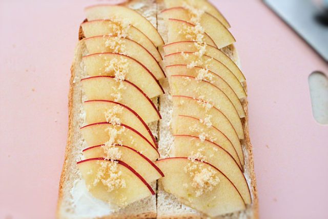 朝の目覚めをシャキっと！「爽やかりんごチーズトースト」工程３