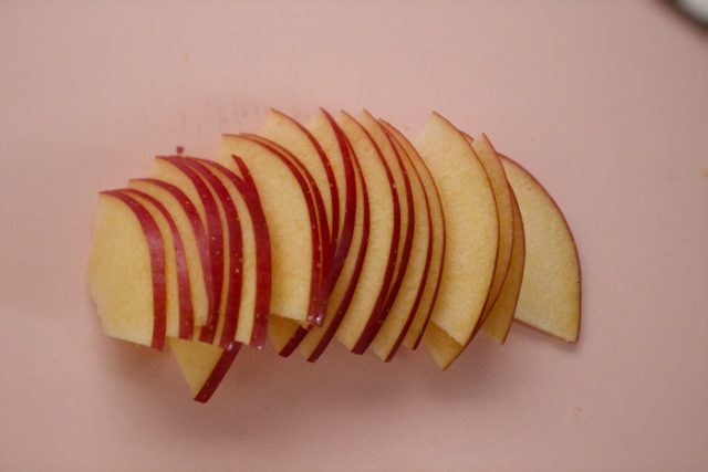 朝の目覚めをシャキっと！「爽やかりんごチーズトースト」工程１