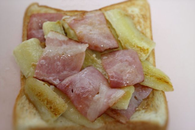 今日は頑張るぞ!という日に「エルヴィスサンド風トースト」調理工程3
