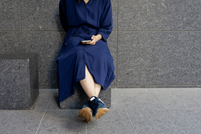 待ちぼうけの女性