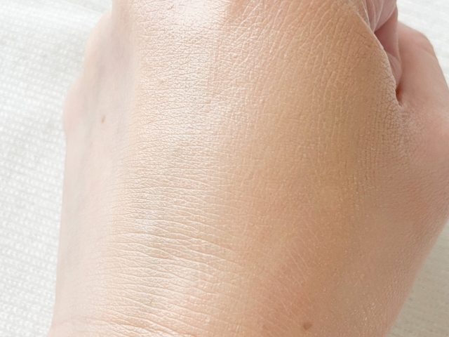 「シャネル」CCクリームを塗った手