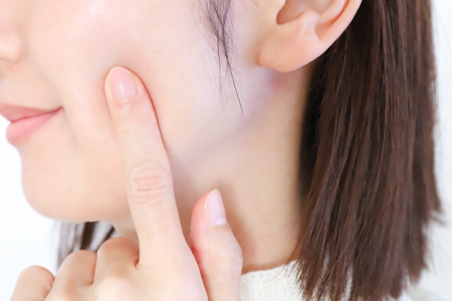 肌をチェックする女性