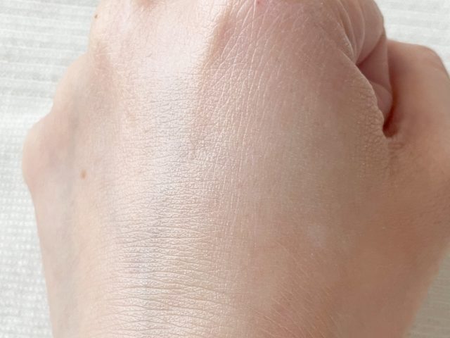 下地を塗った手