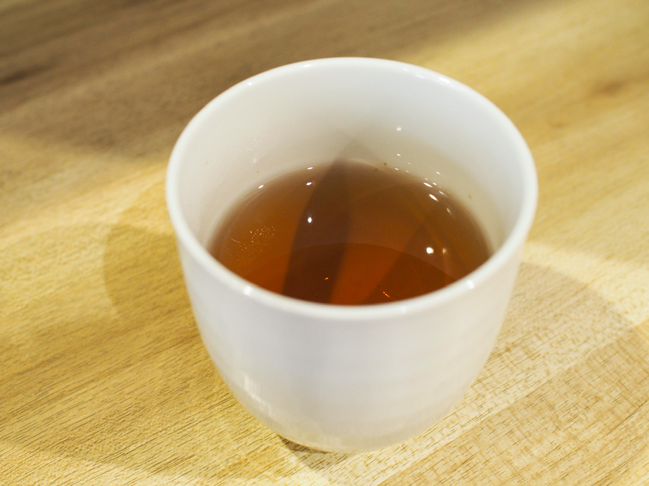 千駄木「おにぎりカフェ 利さく」ほうじ茶