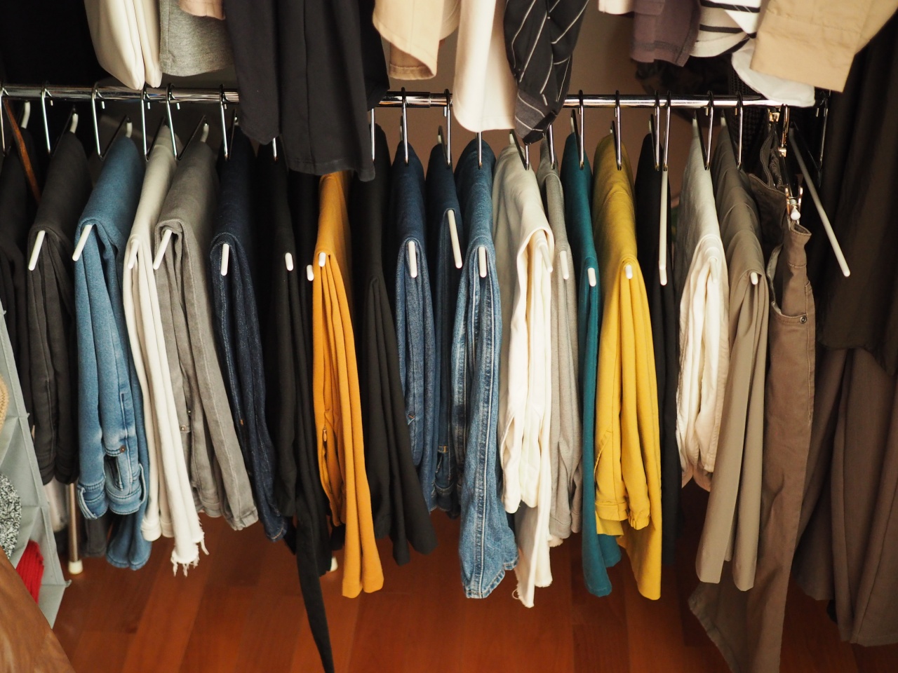クローゼットが溢れている方、必見！洋服を手放すために効果的な3つのステップ