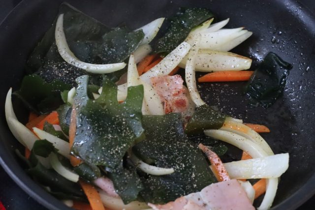 わかめとベーコンの野菜炒め