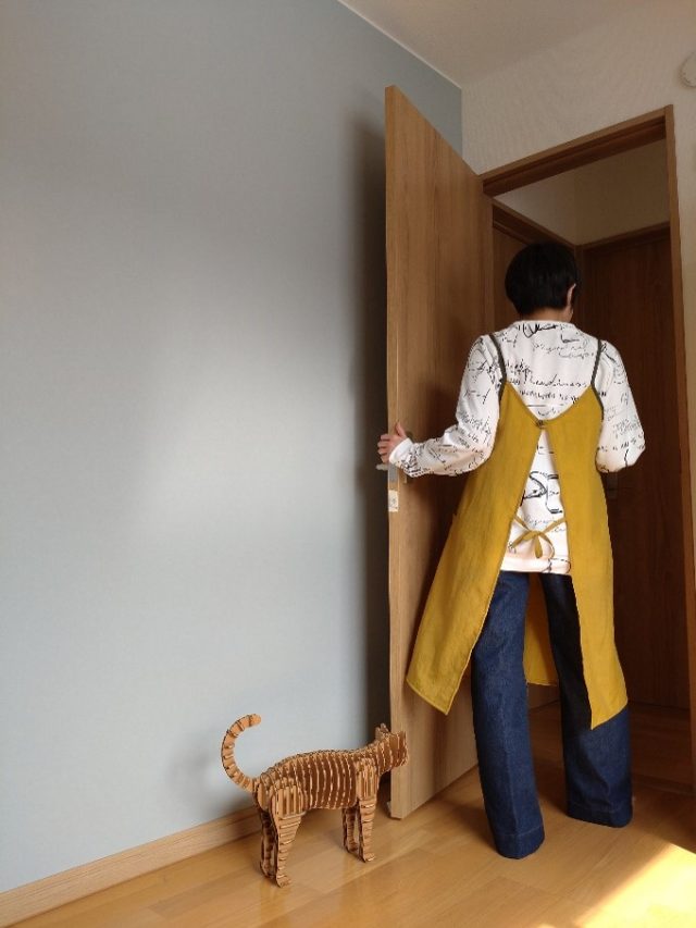 軽くて汚れに強いエプロン‗後ろ姿‗ハルさん