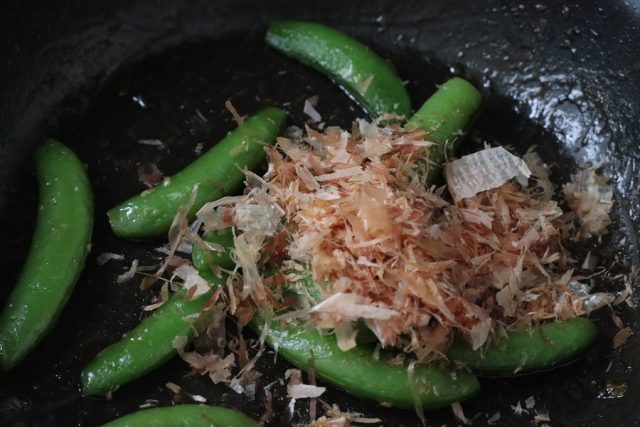 スナップえんどうのおかかバター