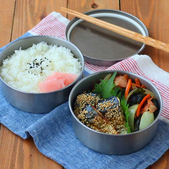 「塩鯖のごま衣」「わかめとベーコンの野菜炒め」2品弁当