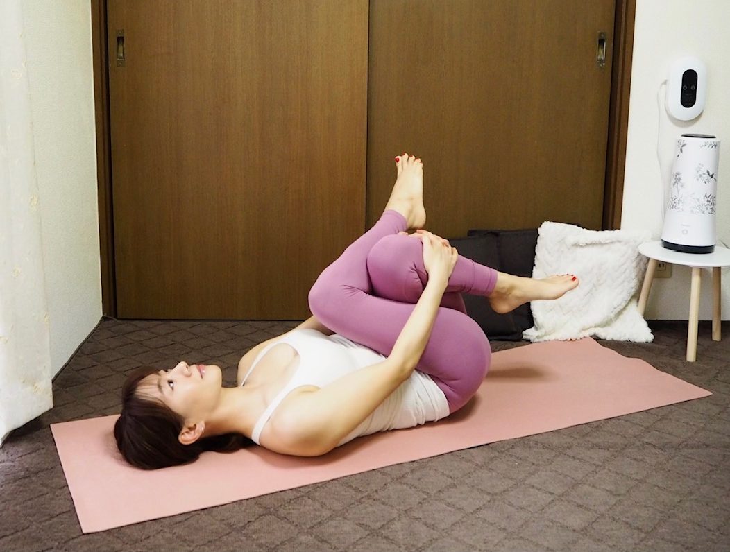 【片側10呼吸】ベッドの上で簡単！「もも裏」のストレッチでボディラインが整う