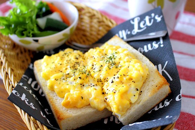 たまごサラダを焼いて香ばしく!「カリふわたまごサラダトースト」