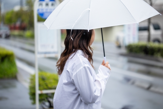 傘をさす女性