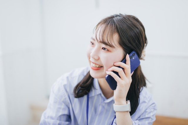 電話する女性