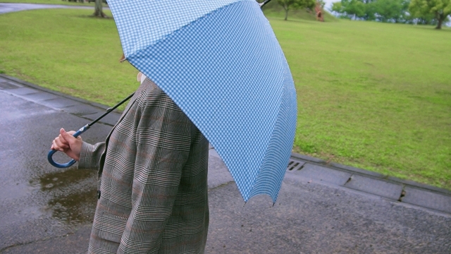 傘をさす女性