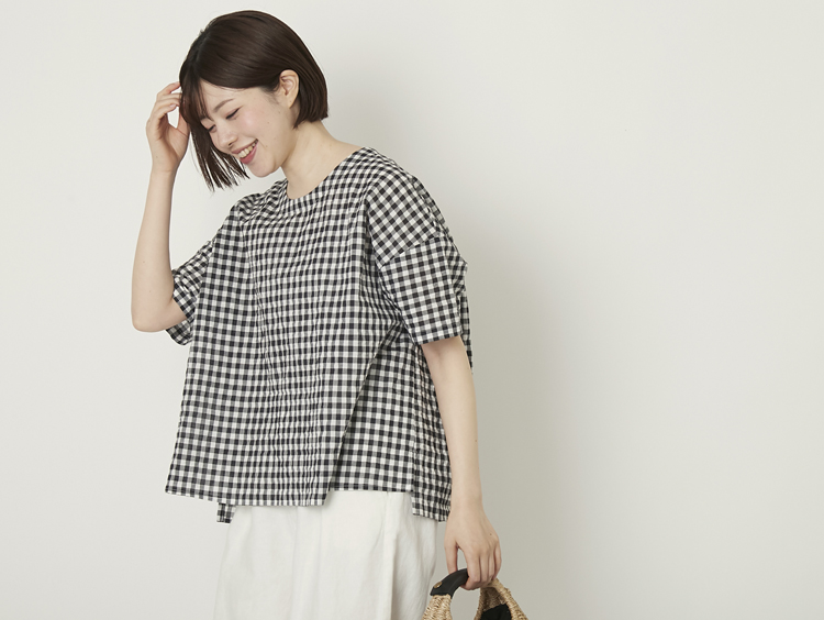 軽くて透けない！ノーアイロンで着られる「シャーリングギンガム 涼しいシンプルTシャツ」