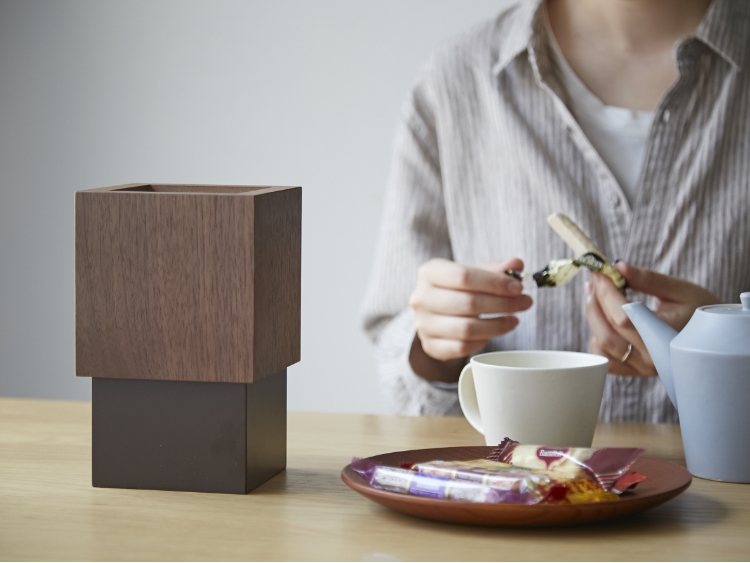 食卓に置ける！生活感ゼロなゴミ箱「テーブルトップダストボックス W CUBE」