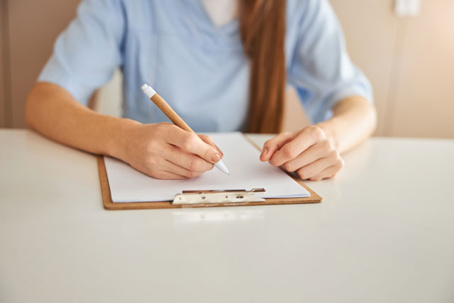 先はどちら向き？心遣いが伝わる「ペンの渡しかた」マナー
