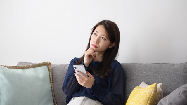 想像する女性