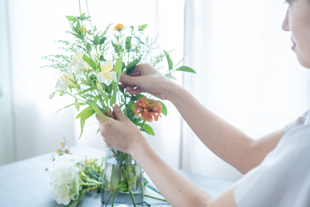 花を飾る女性
