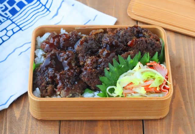 「牛こまカツ」「カニカマとキャベツの和え物」2品弁当