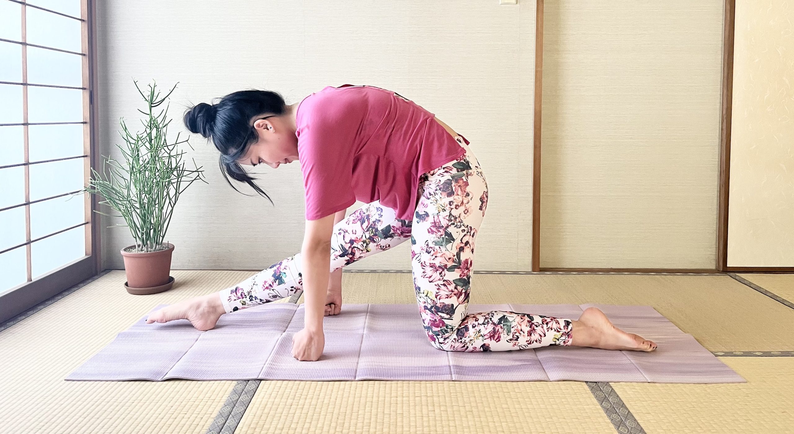 疲れやむくみ解消！美脚ピラティス「ハムストリング・キャットストレッチ」