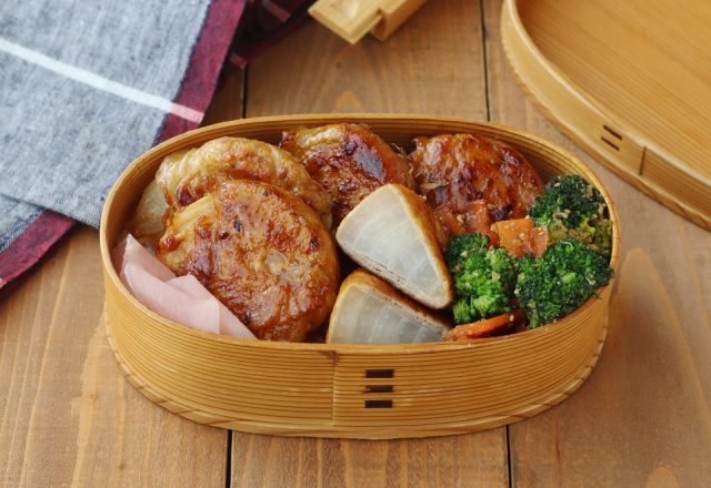 「新玉ねぎの肉巻き」「ブロッコリーごま和え」2品弁当