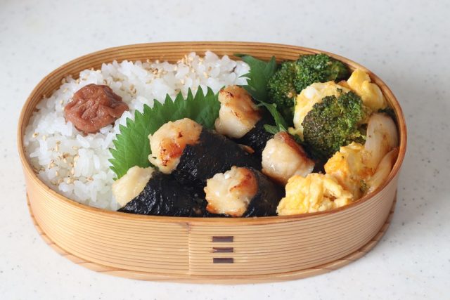 「ささみの海苔巻き」「卵と野菜のケチャップ炒め」2品弁当
