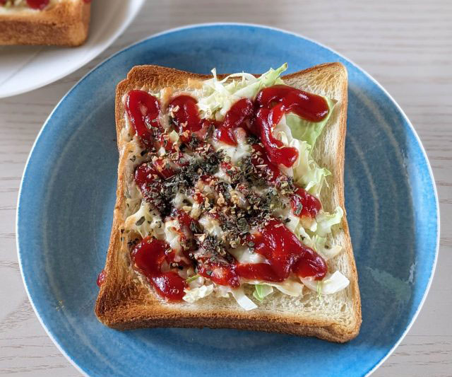 ピザパン風！忙しい朝も簡単「キャベツトースト」