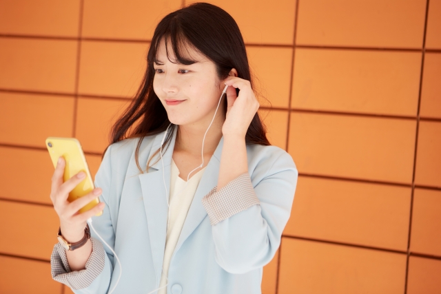 聴く女性