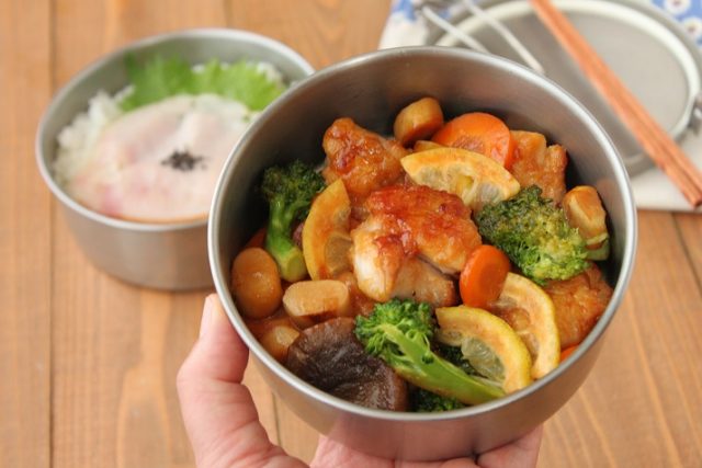 「鶏と野菜のレモン照り焼き」「ハムと大葉のせご飯」2品弁当