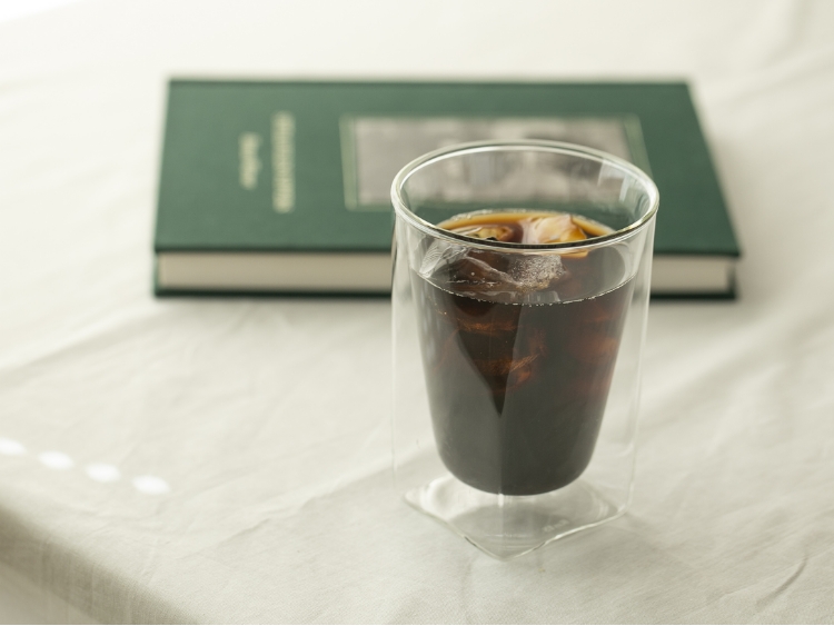 飲み物の冷たさをキープ！結露を防ぐ「RayES ダブルウォールグラス」