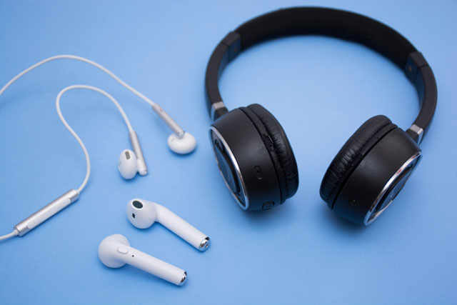 hearとlistenはどう違う?「聞く」を意味する英単語の使い分け方
