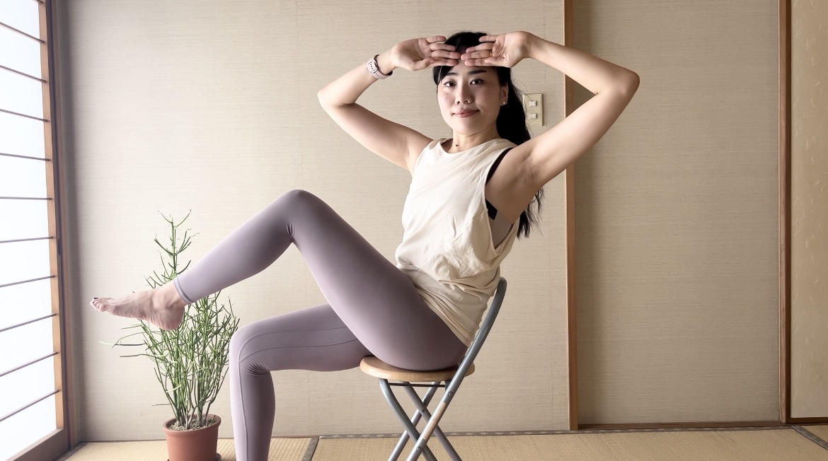 座ったままでお腹を引き締める！椅子ピラティス「クリス・クロス」