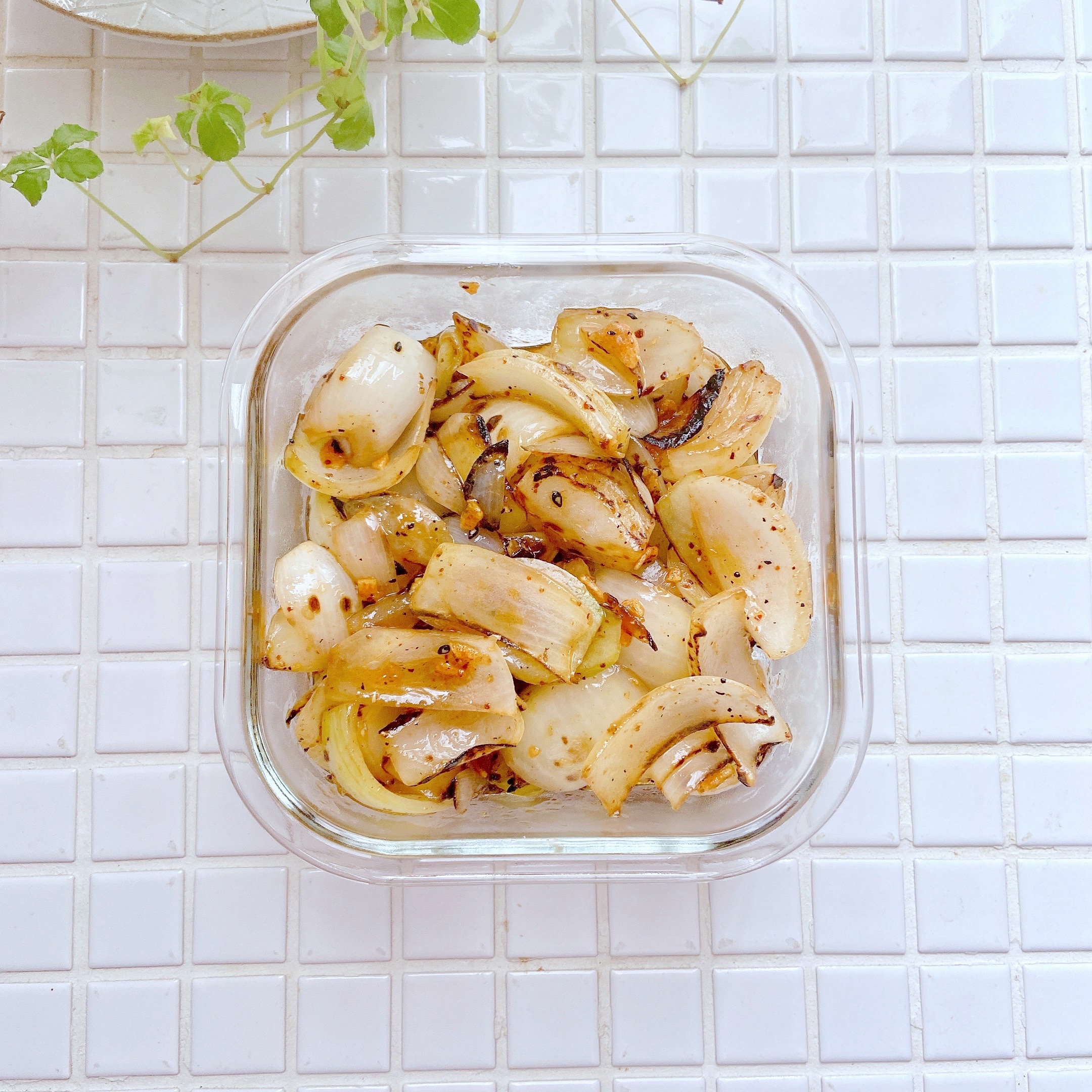 素材1つで簡単！「焼き玉ねぎのラー油漬け」の作り置き