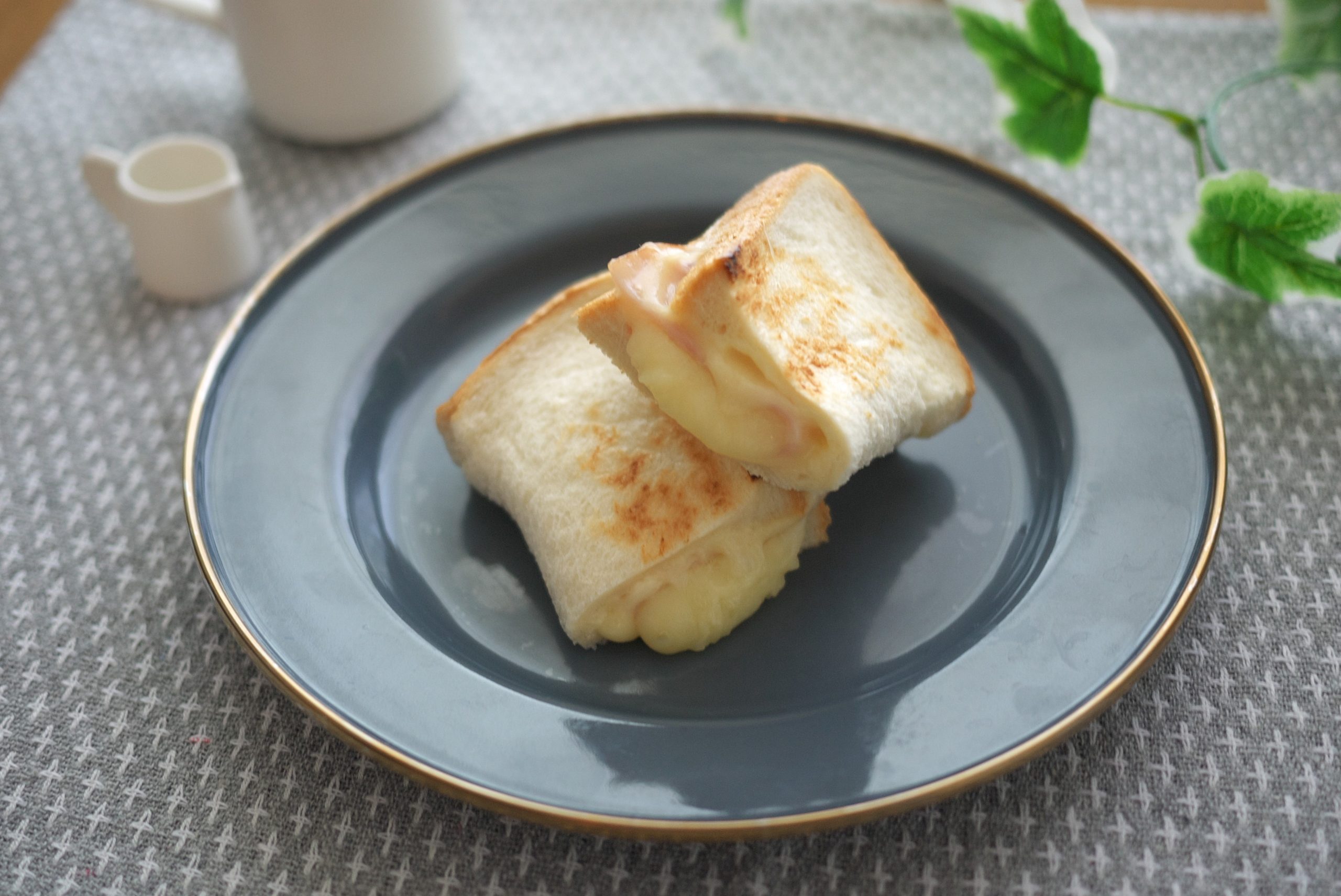 たたんで焼くだけ！食パンで簡単「高たんぱくブリトー」2レシピ