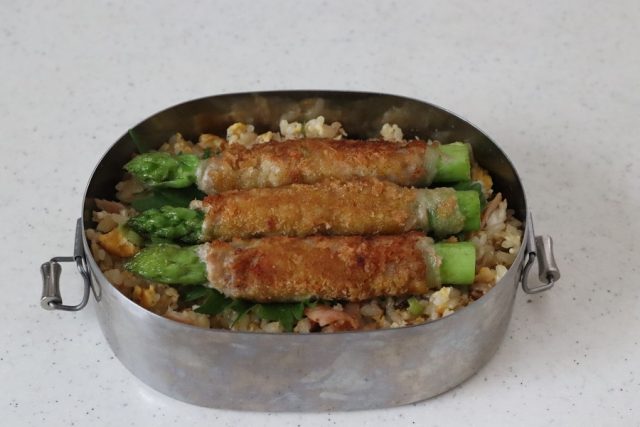 「肉巻きカツ」「炒飯」2品弁当