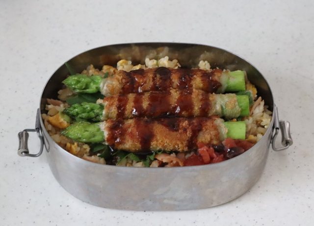 「肉巻きカツ」「炒飯」2品弁当