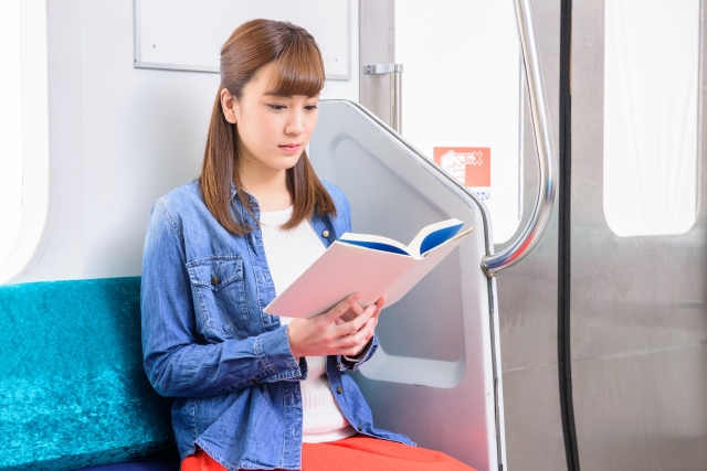 電車で座る女性