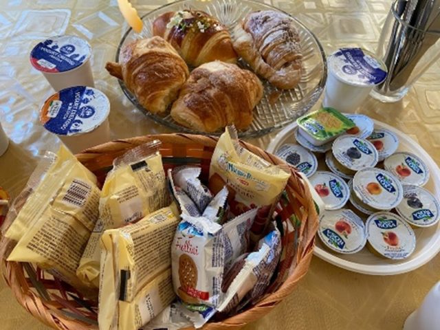 イタリア朝食_ビスケットとクロワッサン