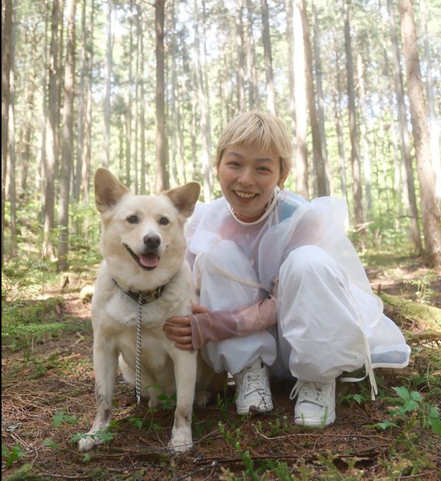 森の中の美容師さんと犬