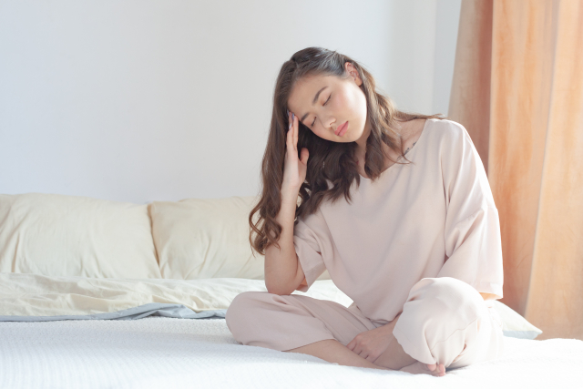 頭を抱える女性