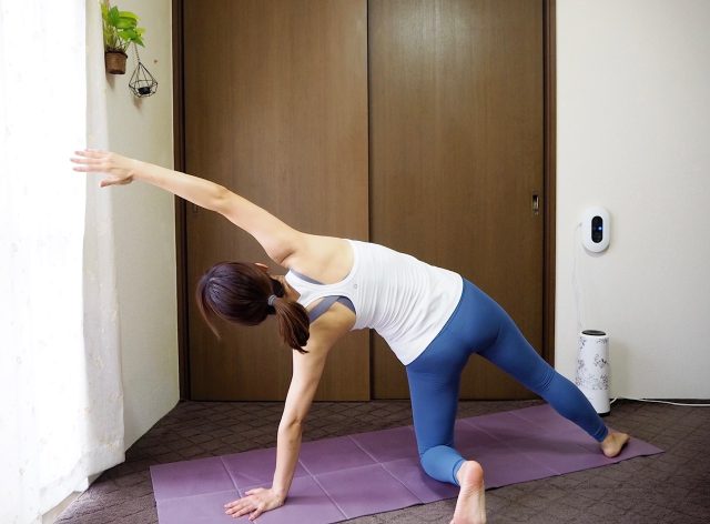 「腕回し」のストレッチ 右腕を回す3
