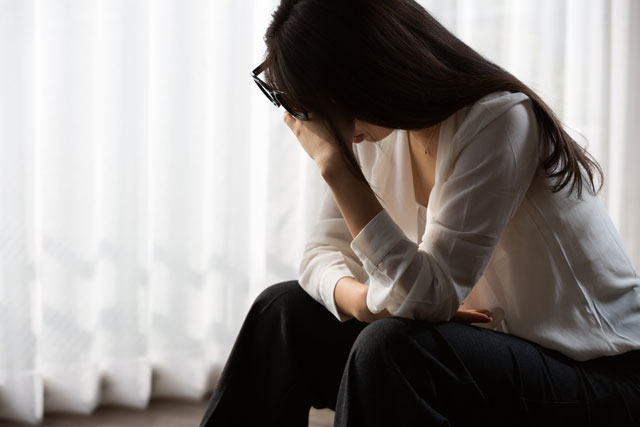 落ちこむ女性
