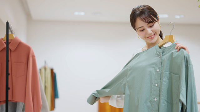 お買い物する女性