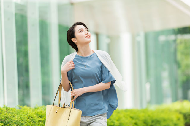 歩く女性