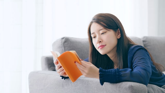 リラックスする女性