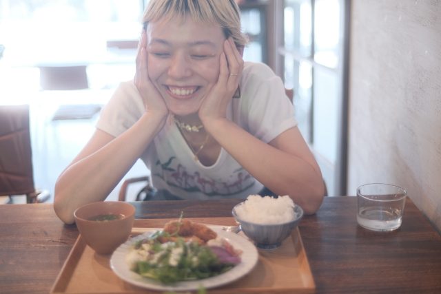 食事する女性