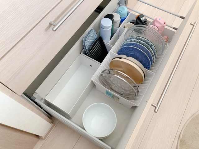 カップボード下の食器収納