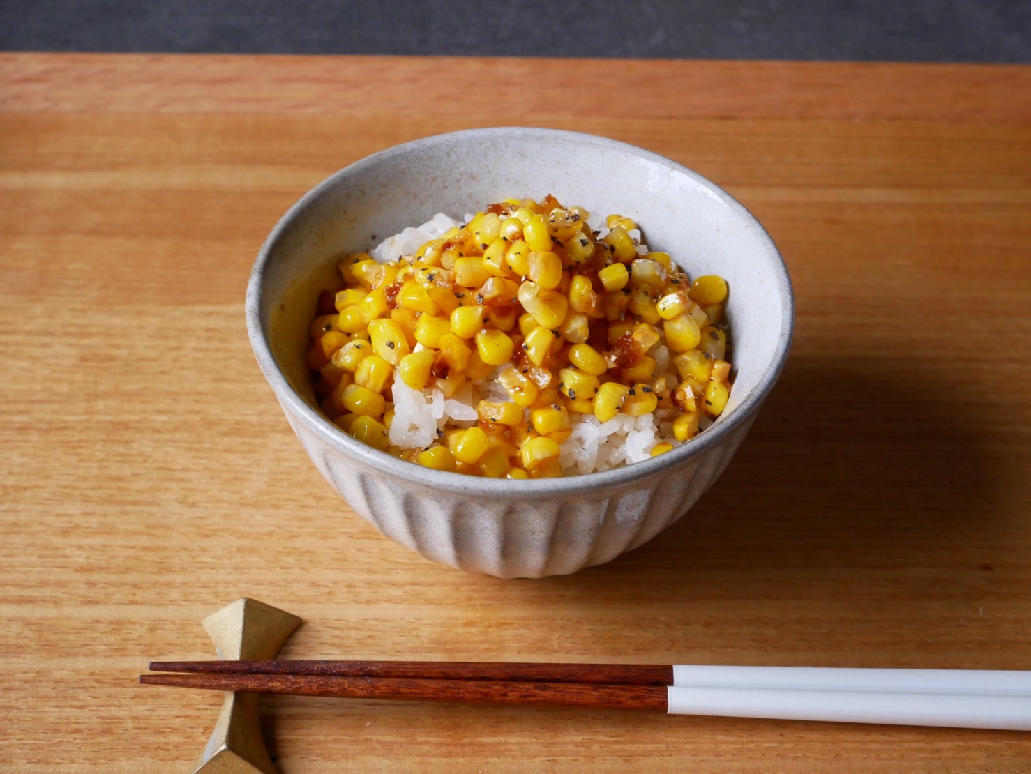 炒めてのっけるだけ！絶品「とうもろこしの醤油バターごはん」