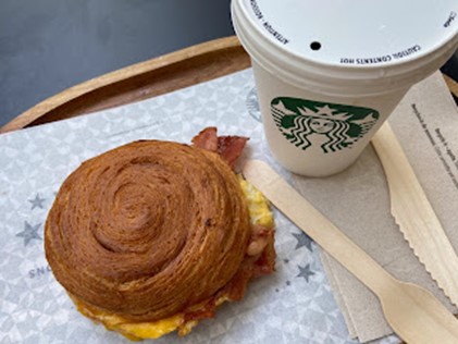 パリのスタバで朝食
